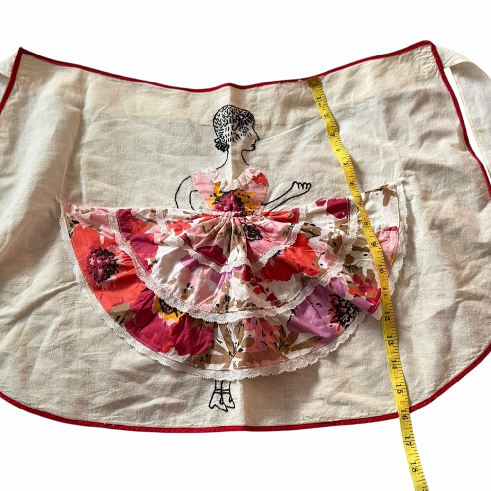 Vintage half apron with embroidered dancing lady 💃🏾 with a patchwork skirt - Picture 5 of 11